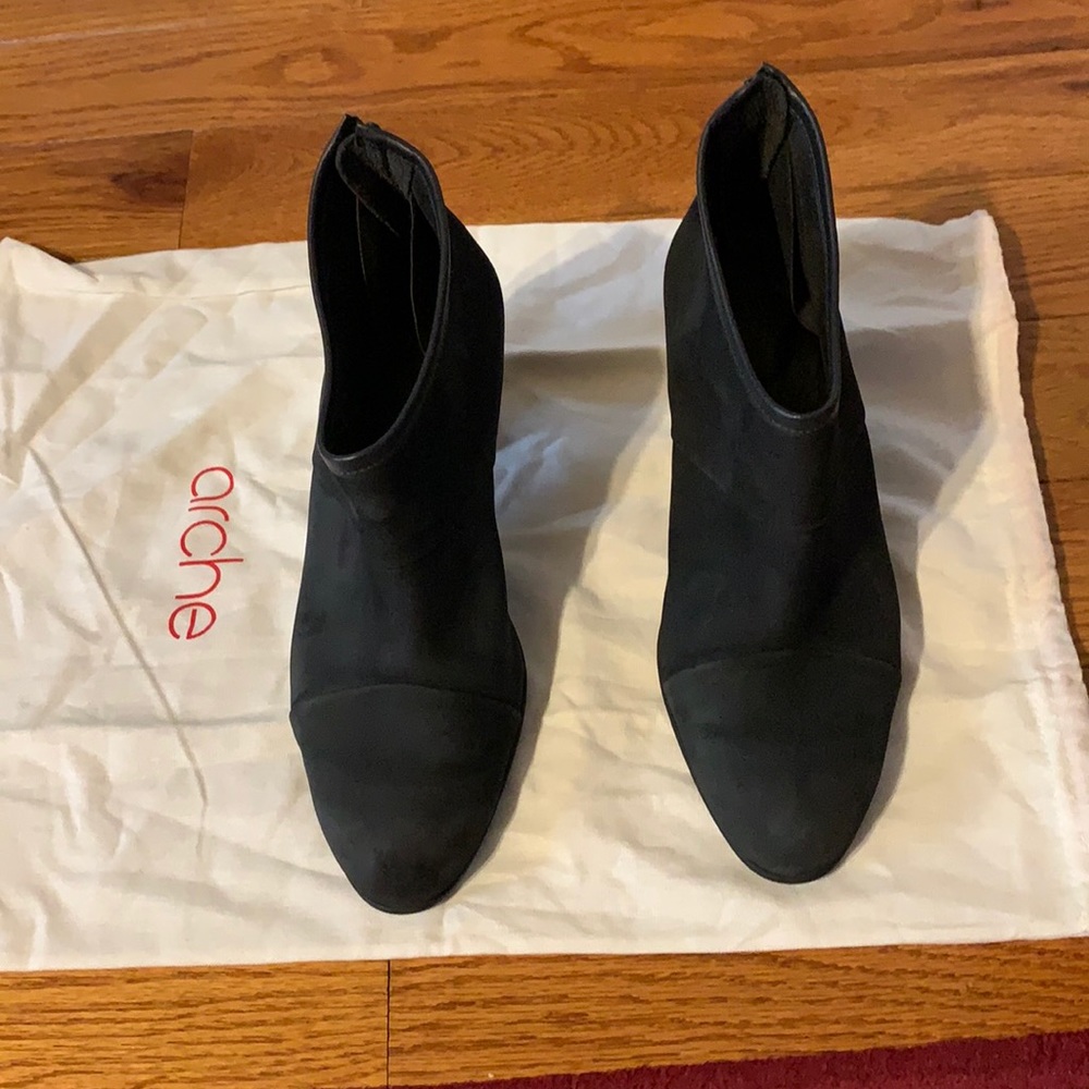 Arche back zipper ankle boot